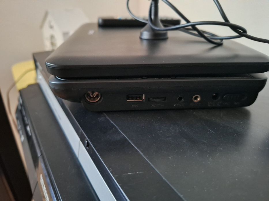 Tv portabil cu dvd.