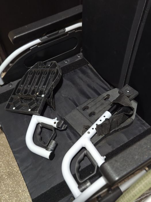 Vând scaun cu rotile pt persoane cu dizabilități