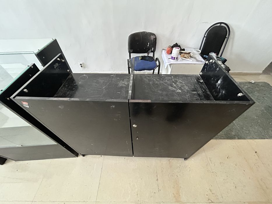 Продам витрины и столик ресепшен