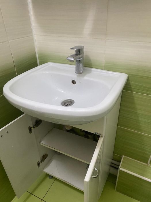 Унитаз раковина зеркала мебель для ванной