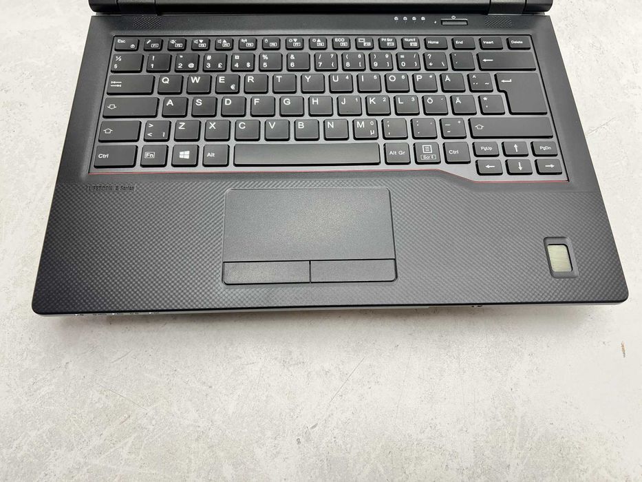 Реновиран лаптоп Fujitsu LIFEBOOK E549 14" i3-8145U 8GB DDR4 260GB