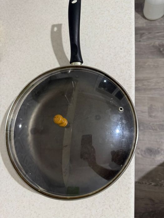 Продам сковородку 28 см