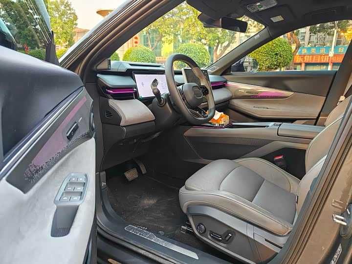 Lynk & Co 08 EM-P 120 km Long Range Pro