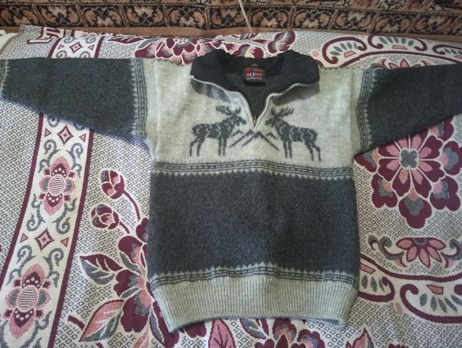 Продам  детский свитер