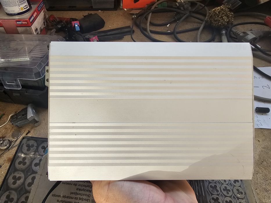 Vând încărcător baterii 12v