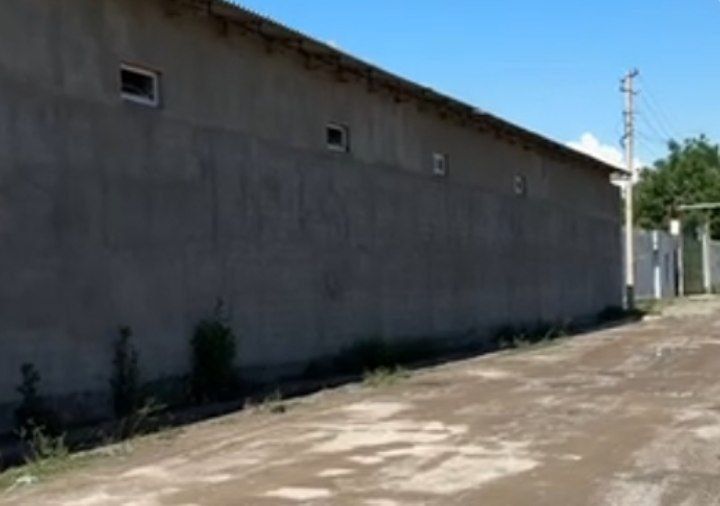 Продаётся 1 га производственная база.