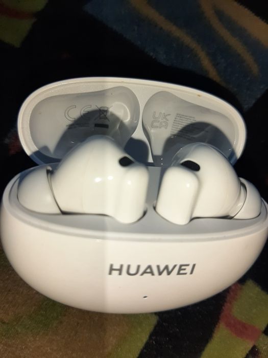 Наушники HUAWEI 6I почти новие заряд держит 16 часов