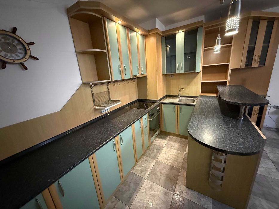 Ъглова кухна с барплод и ТВ щкаф