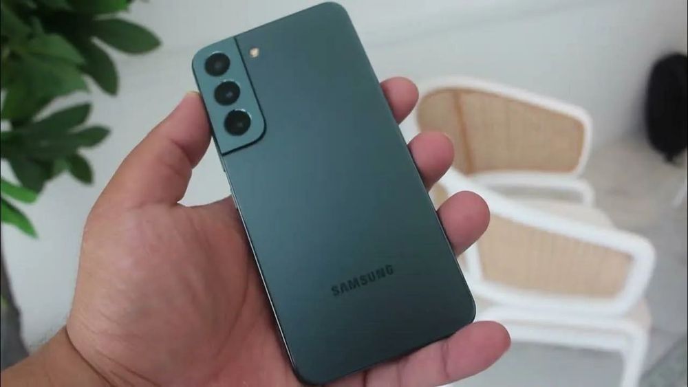 Телефон Samsung S22