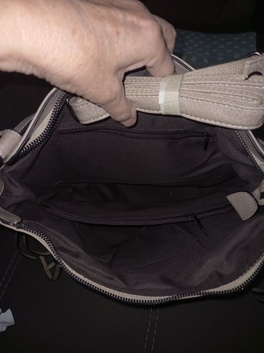 Нова дамска чанта с 4 джоба и 2 прегради