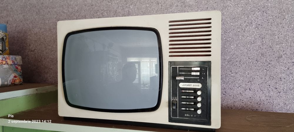 Televizor vechi         de vânzare
