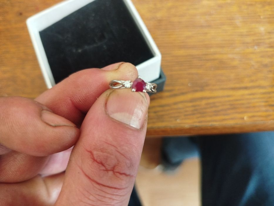 Inel de logodna  din aur alb diamante si rubin