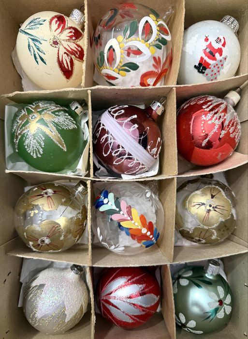 Globuri vechi pentru bradul de Crăciun.