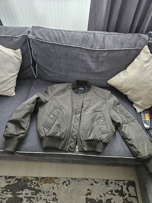 Късо бомбър зелено яке на "ZARA"