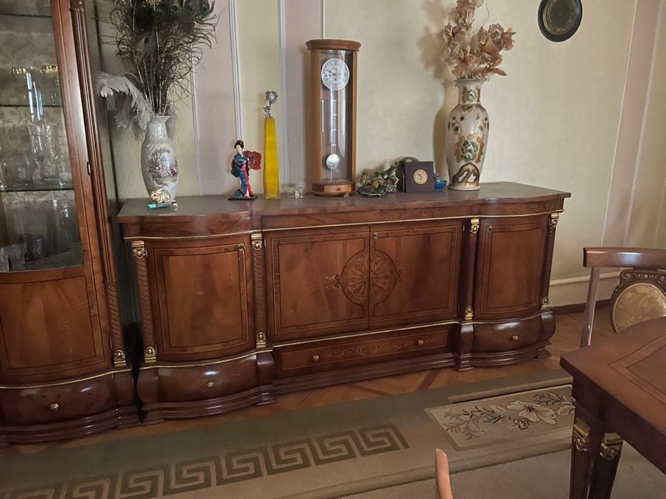 Шкаф , камод , стол и 10 стульев