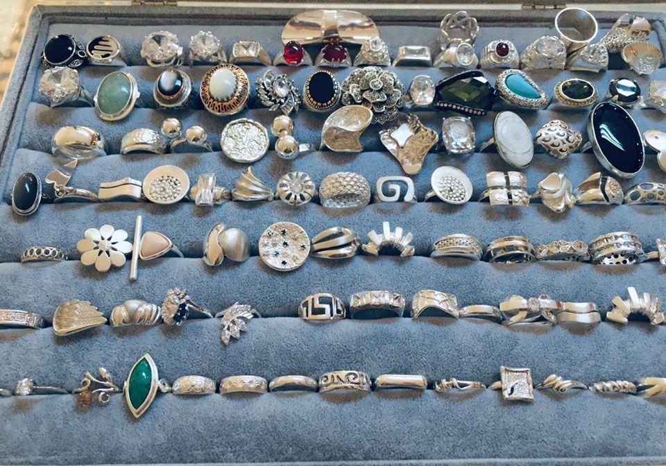 Сребърни лъжички и бижутерия