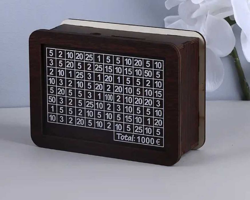 Дървена касичка с цел за спестяване