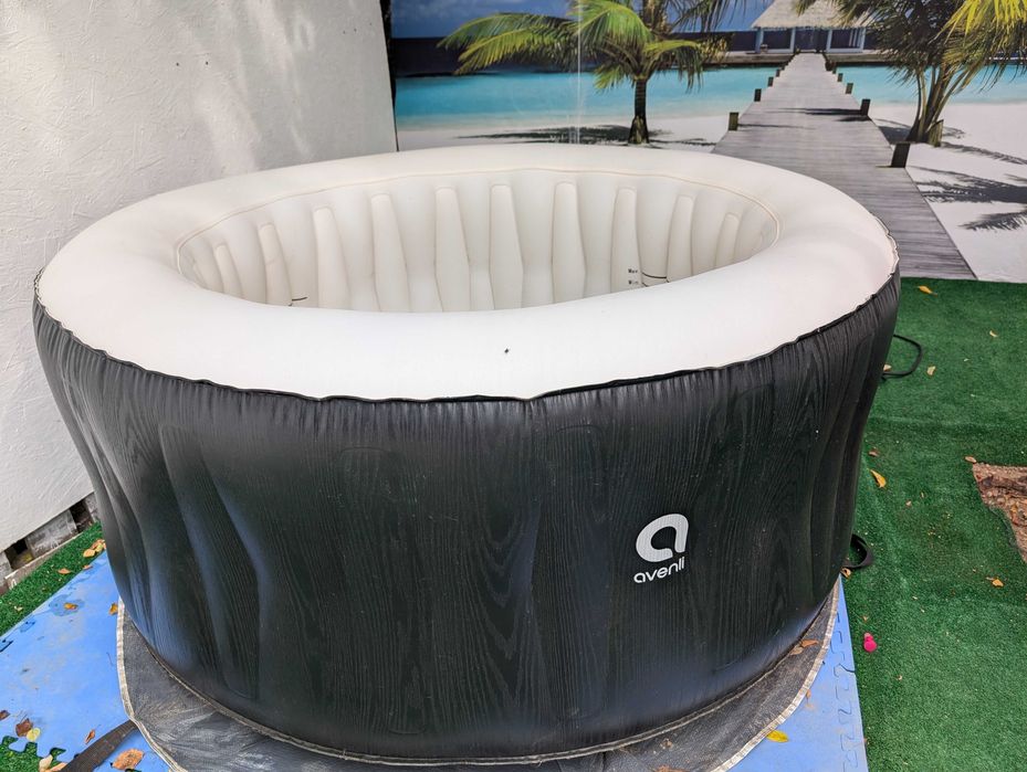 Jacuzzi gonflabil cu funcție de încălzire, și hidromasaj pt. 2-4 pers.