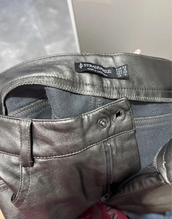 Pantaloni argintii stil piele Stradivarius