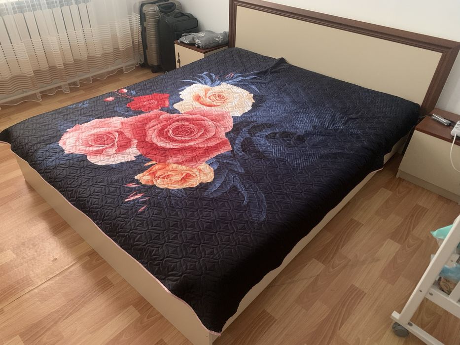 Продам двухспалую кровать с тумбочками