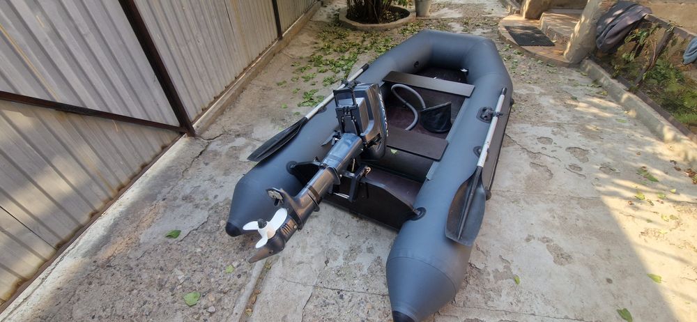 Надувная лодка с мотором