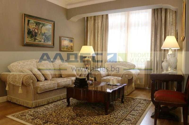 Дава се под наем Тристаен апартамент в София, Център - 150 кв.м за 2100 € - Снимка #1