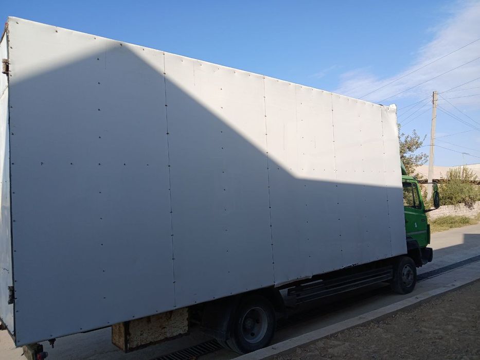 Mersedes bena mashina yurib turibdi