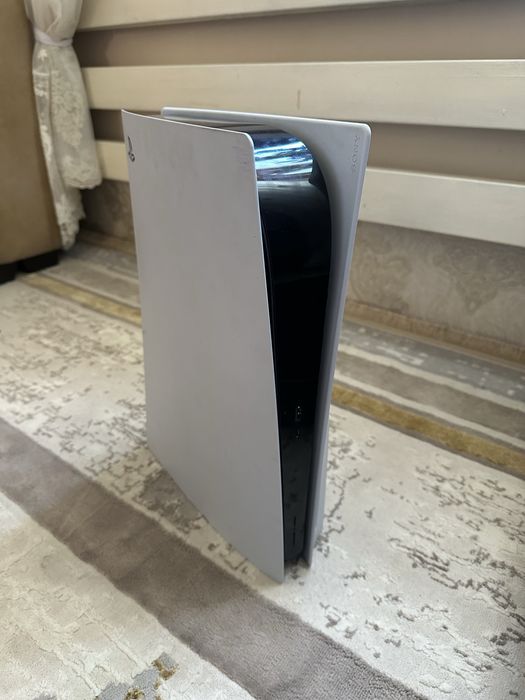 PlayStation 5 дисководом