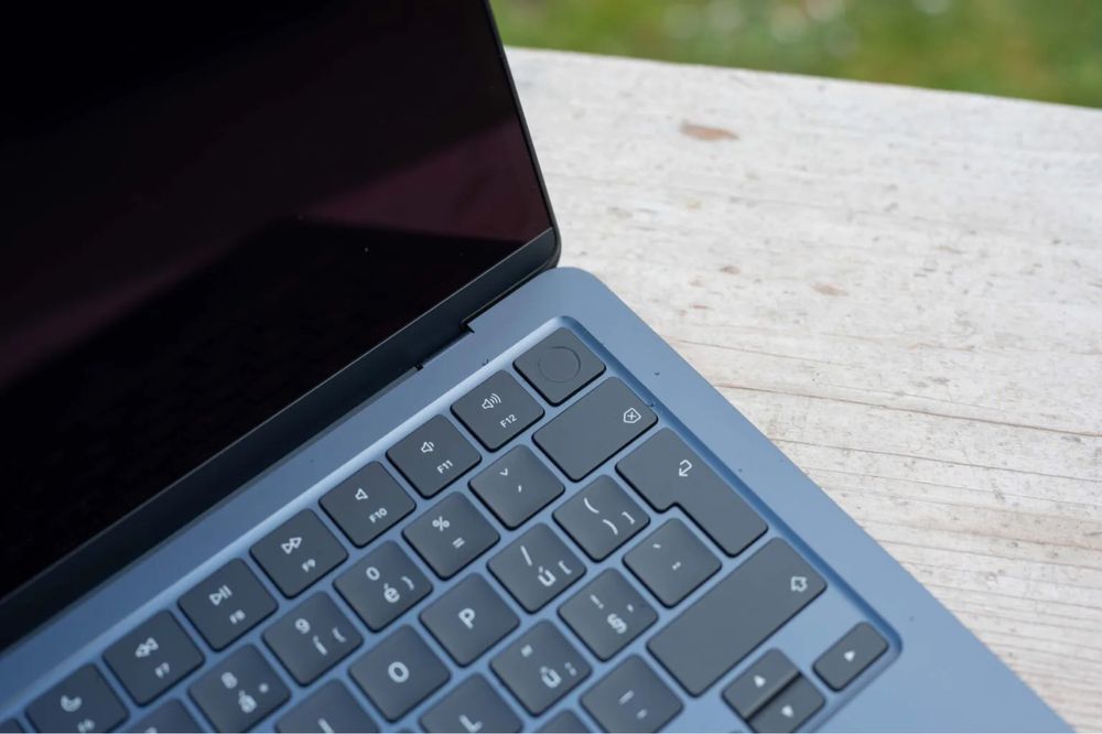 Macbook air 13 m4 16/256 21 цикл