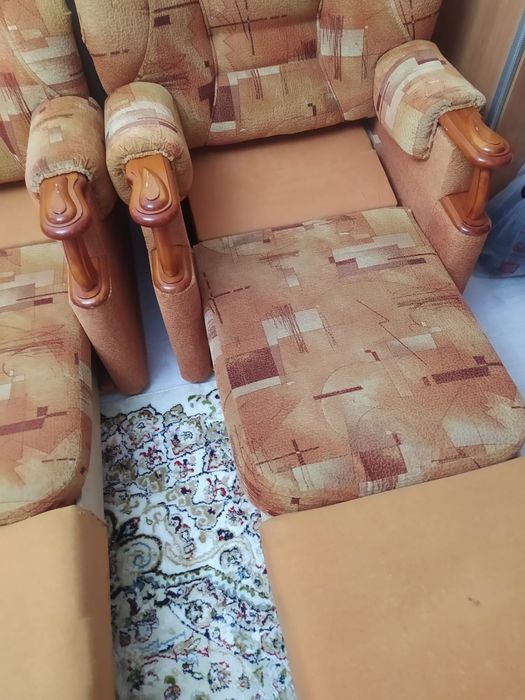 Продам диван и два кресла.