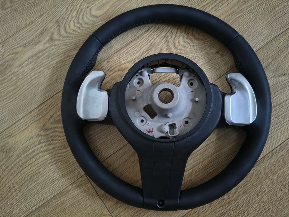 Volan BMW M Sport nou, cu padele