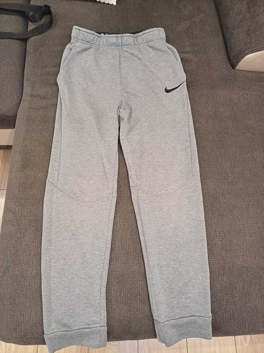 Nike страхотно спортно долнище за всеки ден