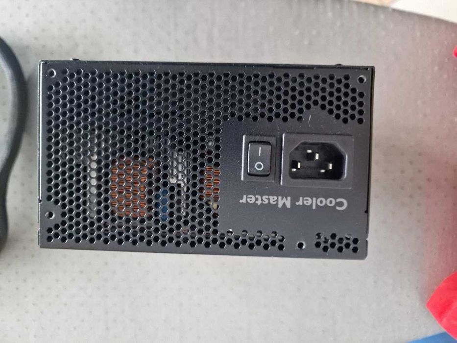 Скраб - Захранване Cooler Master V700 W Golg 80+, за настоен РС.