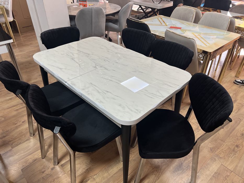 Трапвзна маса комплект със столове