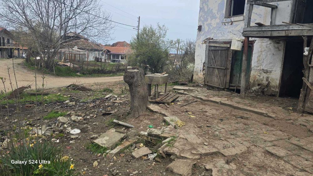 Продавам стара къща,която е за събаряне.