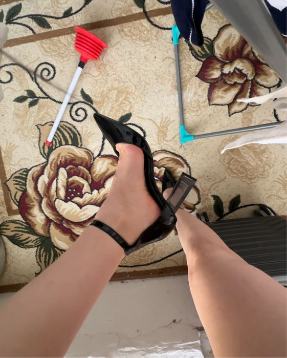 Элегантные чёрные туфли на каблуке