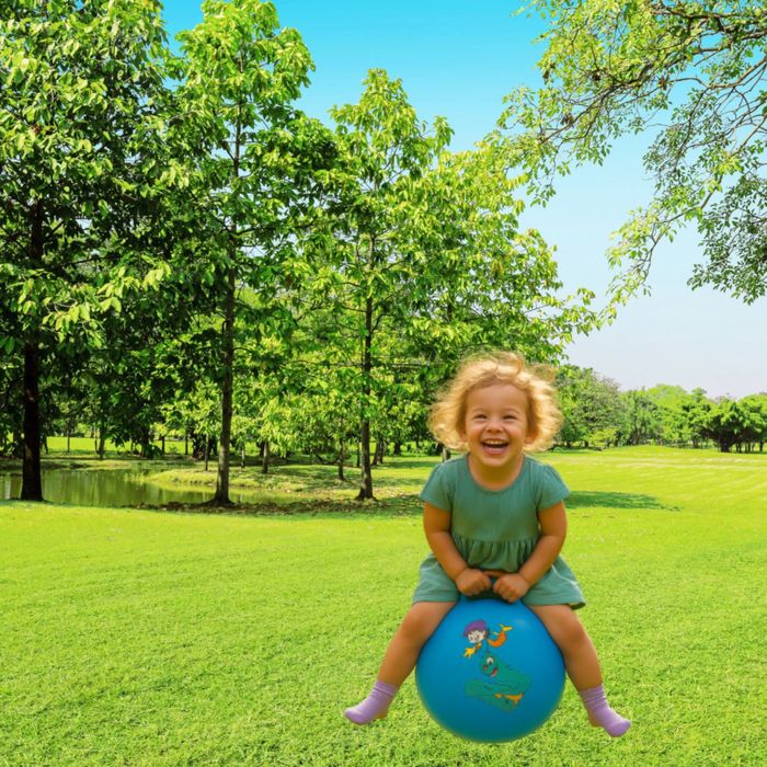 Детска топка за скачане с дръжки – забавление и активност в едно