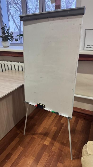 Стулья офисные и маркерная доска.