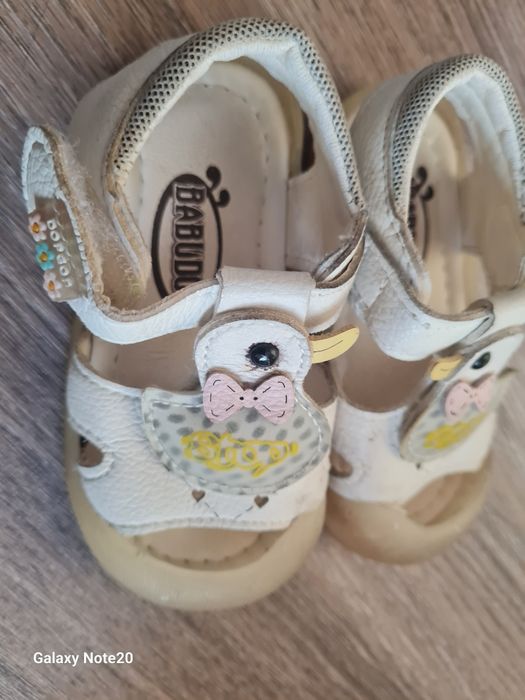 Продам сандалии для девочек