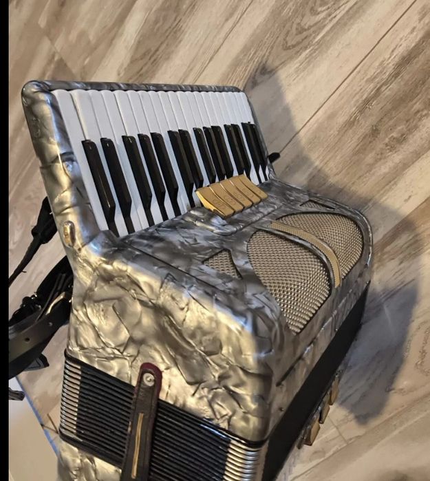 Продаю  немецкий аккордеон Rhythmus.