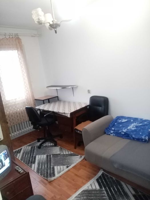 Podu Ros, proprietar închiriez 1 cameră  decomandată 12 mp. înapart