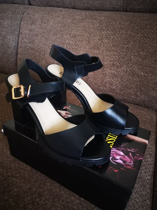 Босоножки кожаные