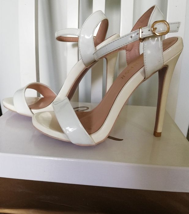 Продам стильные белые босоножки