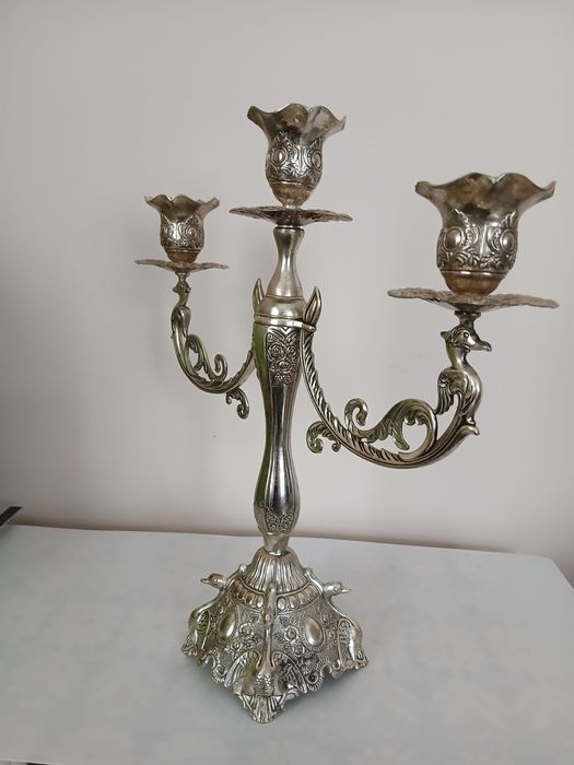 Sfeșnic din metal argintat.