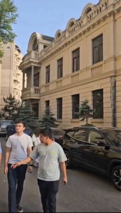 Яккасарайский район Первая линия 1350кв.м есть своя парковка