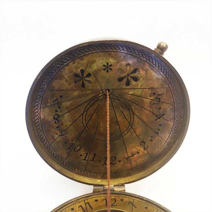 Масивен компас от бронз със слънчев часовник