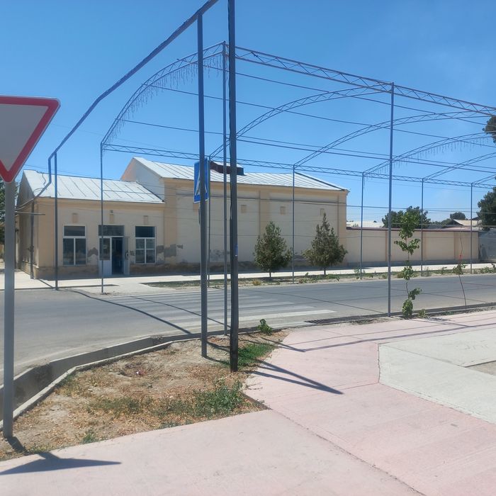 Eski shaxar Karmana  markazidan  bino sotiladi xoxlagan biznes joy