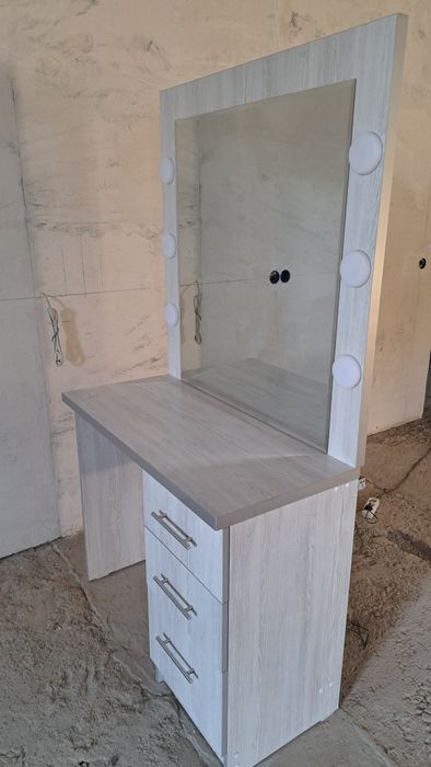 Парикмахерский стол сотилади