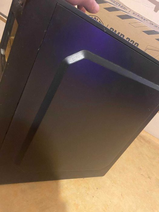 Настолен компютър и монитор