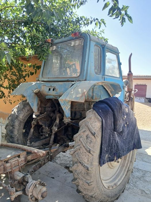 Belarus traktor sotiladi